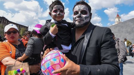Pequeños disfrazados acompañados por sus papás para pedir Calaverita (2023).