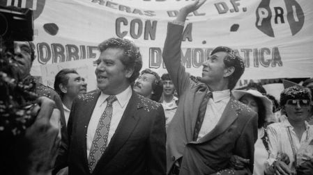CIUDAD DE MÃXICO, 28OCTUBRE2026.- Familiares reportaron la muerte del Ingeniero Cuauhtémoc Cárdenas, fundador del PRD y excandidato Presidencial en 1988. Este dÃa se cumplieron 28 años de la fundación del Partido de la Revolución Democrática (PRD). En la imagen, el 17 de septiembre de 1987 Cuauhtémoc Cárdenas y Porfirio Muñoz Ledo, marchan al Zócalo capitalino como parte de la "Movilización de las 100 horas".FOTO: ARCHIVO /PEDRO VALTIERRA /CUARTOSCURO.COM