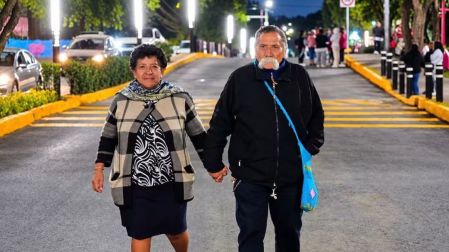 La estrategia contempla la recuperación de zonas de convivencia, con el objetivo de que las calles no solamente funcionen como vías de tránsito, sino como espacios que las familias puedan utilizar en mejores condiciones.