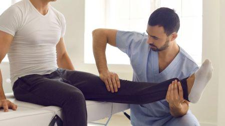 ¿Por qué truenan las rodillas? Causas comunes y señales de alerta médica