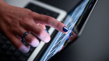John Ternus explica por qué la nueva MacBook Pro tiene pantalla touch