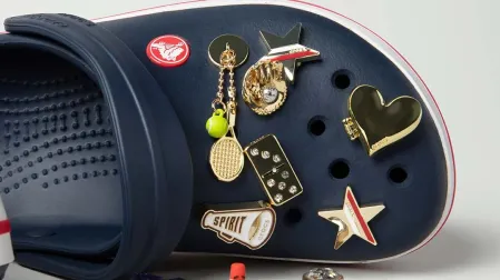 Los charms de Crocs le dieron un nuevo aire y generaron nuevos públicos.