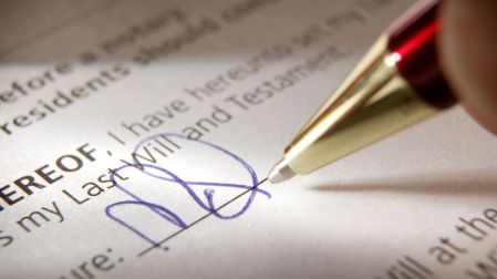 ¿Cómo saber si un familiar fallecido dejó testamento? Así puedes consultarlo.