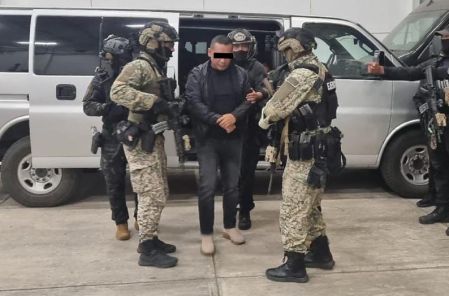 Elementos de seguridad federal escoltan al presunto operador del CJNG tras su captura en Jalisco.