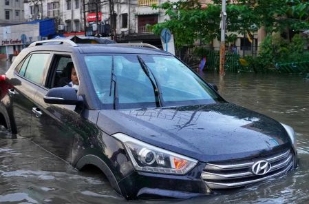 auto en una inundación