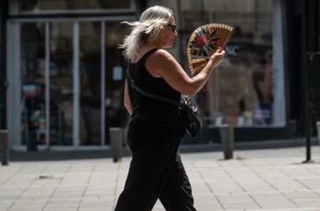 Ciudadanos se protegen ante la alerta roja por calor que afecta a capitales clave como París y Roma.