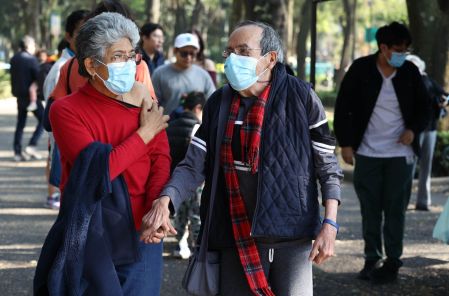 CIUDAD DE MÉXICO, 20DICIEMBRE2025.- La fundación Juntos Forjando un Mundo Mejor aplicó vacunas de Influenza, COVID y Neumococo para mayores de 60 años, derechohabientes o no del Sector Salud, en las inmediaciones del Parque de los Venados. La Asociación Civil cuenta con 15 años de experiencia y desde hace tres implementa campañas de acceso universal a vacunas. Lo anterior, ocurre en un contexto en qué el gobierno mexicano lanzó una alerta respecto a la llamada "Súper Gripe", variante AH3N2 de la influenza, por lo que ha llamado a toda la población a vacunarse. FOTO: GALO CAÑAS/CUARTOSCURO.COM