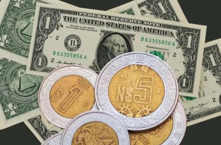 ¿Qué está fortaleciendo al peso mexicano frente al dólar? Toca su nivel más bajo en 2 años.