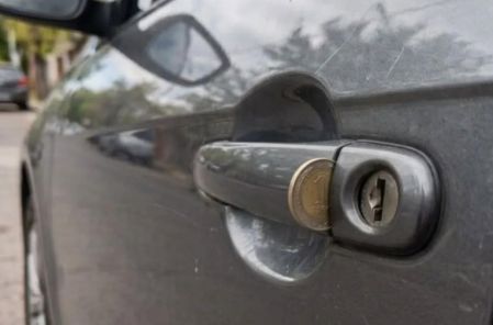 Robo auto con moneda