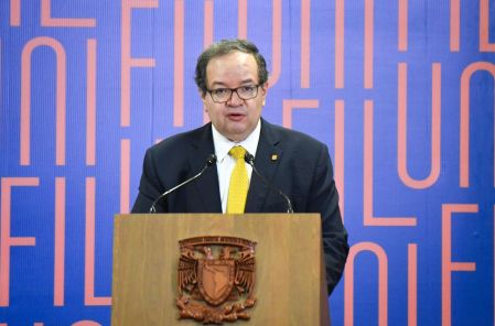 Leonardo Lomelí Vanegas, rector de la Universidad Nacional Autónoma de México (UNAM), durante su intervención en la inauguración de la octava edición de la Feria Internacional del Libro de las Universitarias (FILUNI) en el Centro de Exposiciones y Congresos de la UNAM, la cual se llevará a cabo del 25 al 30 de agosto reuniendo a 350 editoriales universitarias de 14 países, actividades académicas y culturales.