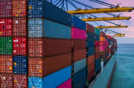 Exportaciones mexicanas se disparan 40% en agosto; tecnología supera al sector automotriz.