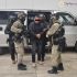 Elementos de seguridad federal escoltan al presunto operador del CJNG tras su captura en Jalisco.