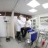 El director del ISSSTE, Martí Batres, destacó que los nuevos módulos cuentan con un catálogo de 92 medicamentos gratuitos básicos.