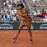 Naomi Osaka terminó su desfile de modas en Roland Garros al ser eliminada.