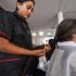 Lavarse el cabello con agua muy caliente elimina parte de la microbiota cutánea y debilita la melena