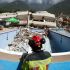 Un elemento de bomberos labora en la zona de un edificio derrumbado tras los terremotos en La Guaira, Venezuela.