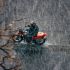 Conducir motocicleta bajo la lluvia