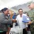 En un recorrido por la montaña alta de Guerrero, Rosa Icela Rodríguez encabezó la entrega gratuita de artículos nuevos de primera necesidad.