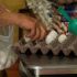 Inflación toca su nivel más bajo desde 2020, pero analistas advierten posibles presiones.