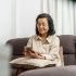 Existen diferentes opciones de celulares fáciles de usar para adultos mayores.