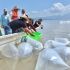 Liberación de crías de pez blanco en el lago de Pátzcuaro.
