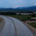 La obra contempla dos kilómetros de longitud total —divididos en 800 metros de estructura y mil 220 metros de accesos