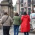 Tres personas caminando por el Valle de Toluca, abrigadas ante las bajas temperaturas.