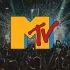 Logotipo de MTV sobre un concierto con público, referente a la importancia del canal en la historia musical.