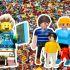 Minifigura de LEGO junto a una familia de Playmobil frente a un fondo de bloques de construcción.
