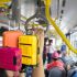 Maletas de viaje dentro de una unidad de transporte público de CDMX con pasajeros a bordo.