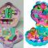 Comparación de Polly Pocket con una casa clásica rosa y verde a la izquierda y un estuche submarino turquesa a la derecha.