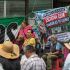 Trabajadores del IMSS en plantón descansan junto a una lona que busca integrar a los derechohabientes en la exigencia de condiciones dignas.