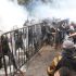 Elementos de seguridad en equipo táctico se enfrentan a los ciudadanos durante la manifestación que exigía agua limpia en Guadalajara.