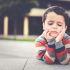 Sobreprotección infantil: niño enojado