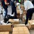 inspección de productos por las autoridades, sacándolos de cajas