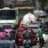 autobuses, taxis y motocicletas congestionan las vías en las ciudades