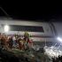 Equipos de emergencia trabajan en Urda, Toledo, tras la colisión de dos trenes de alta velocidad que cubrían la ruta Madrid-Sevilla.