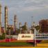 Las investigaciones señalan tomas clandestinas, túneles conectados a instalaciones de Pemex y aseguramientos de cientos de miles de litros de combustible, además de pipas, tractocamiones y contenedores utilizados para la distribución ilícita. La Refinería de Cadereyta, uno de los principales complejos de abastecimiento del norte del país, ha sido mencionada en distintas indagatorias relacionadas con el robo y manejo ilegal de hidrocarburos.