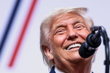 Trump dice que acuerdo con Irán evitó catástrofe económica