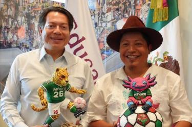 Mario Delgado inaugura exposición futbolera