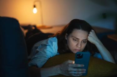 ¿Qué es el doomscrolling y cómo afecta a la salud mental?