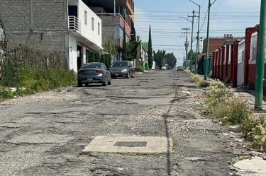 Vecinos de diversas colonias denuncian que la falta de mantenimiento no solo afecta la movilidad, sino que ha convertido el tránsito diario en un riesgo constante para los habitantes.