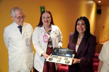 La alcaldesa de Iztacalco, Lourdes Paz y el Instituto Nacional de Rehabilitación suman esfuerzos con la donación de audiómetro para la clínica del pueblo