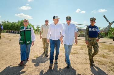 Se mantienen puentes aéreos para trasladar alimentos con el apoyo de la Secretaría de Marina, Defensa Nacional y Policía Estatal de Seguridad Pública.