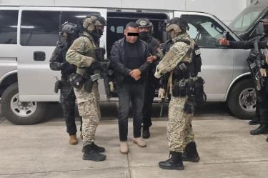 Elementos de seguridad federal escoltan al presunto operador del CJNG tras su captura en Jalisco.