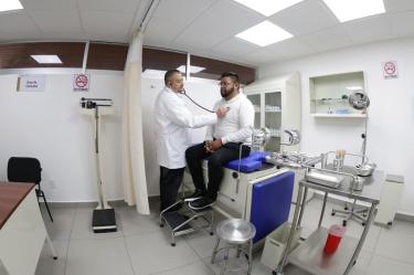 El director del ISSSTE, Martí Batres, destacó que los nuevos módulos cuentan con un catálogo de 92 medicamentos gratuitos básicos.