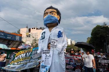 Personal de salud y agremiados del SNTSS se movilizan para exigir una mejora salarial y mejores condiciones laborales.