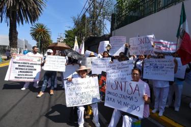 Trabajadores del IMSS protestas por mejoras salariales y laborales