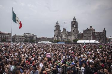 Fans de BTS en el Zócalo de CDMX