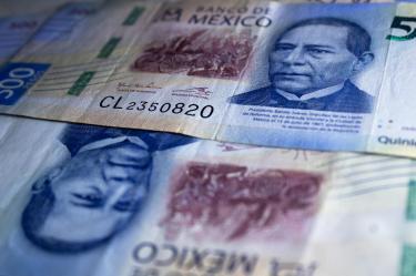La pérdida del poder adquisitivo es una de las consecuencias más inmediatas de una devaluación económica. Conoce cuáles son las causas detrás de este fenómeno.
